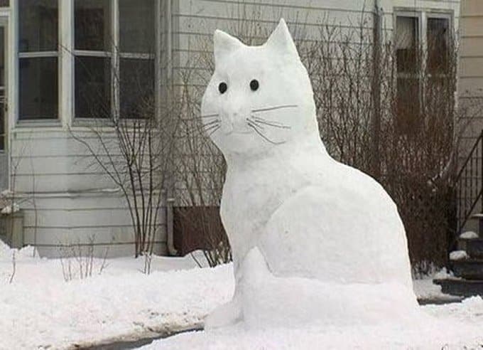 scultura neve gatto