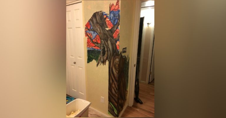 Un gattino ha rivelato un dipinto murale