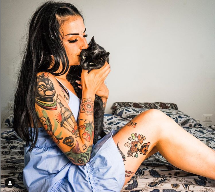 donne con tatuaggi e gatti
