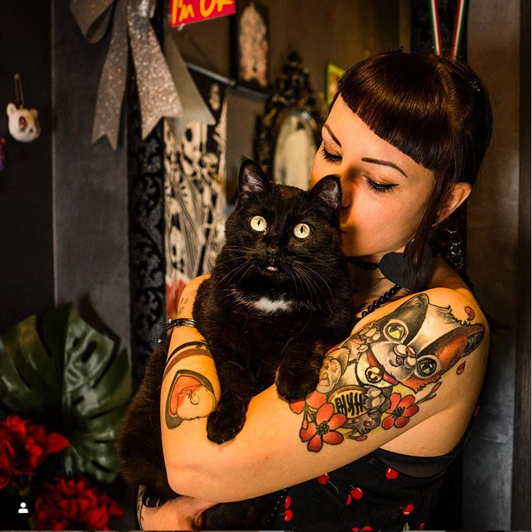 gatti e donne tatuate